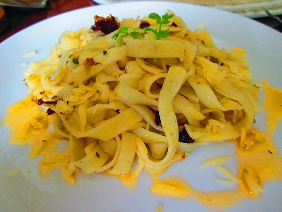 Makaron aglio e olio z suszonymi pomidorami i papryczką jalapeno