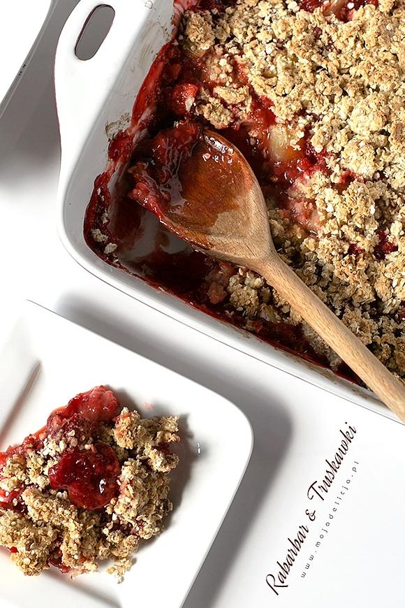 Crumble truskawkowo-rabarbarowe - deser owocowy z kruszonką z płatków owsianych