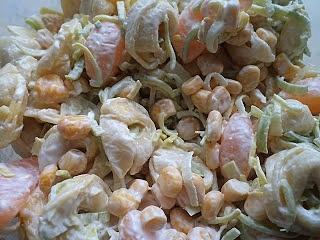 Sałatka z tortellini z mięsem i mandarynkami