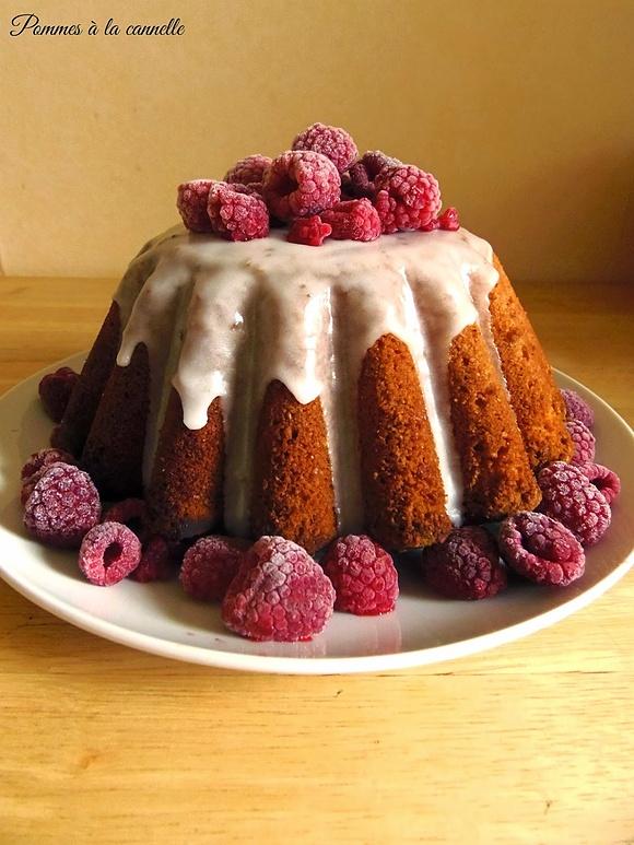 Babka waniliowa z cytrynowym lukrem i malinami