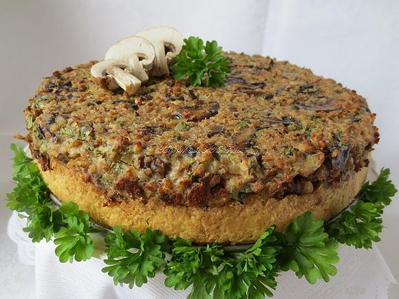 Tarta pieczarkowa z kaszą gryczaną i serem białym oraz natką pietruszki