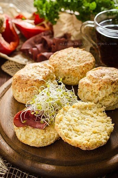 Scones z cheddarem