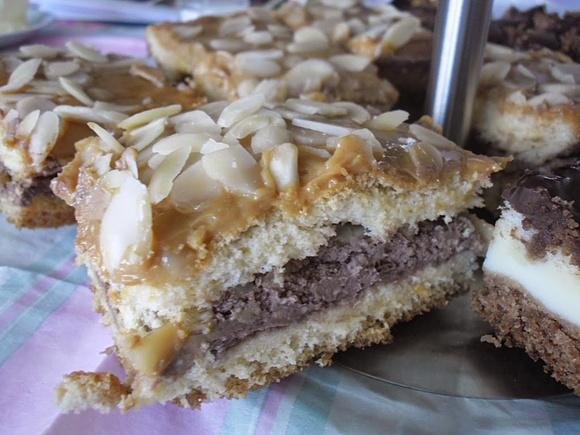 Biszkoptowe ciasto czekoladowo-kajmakowe