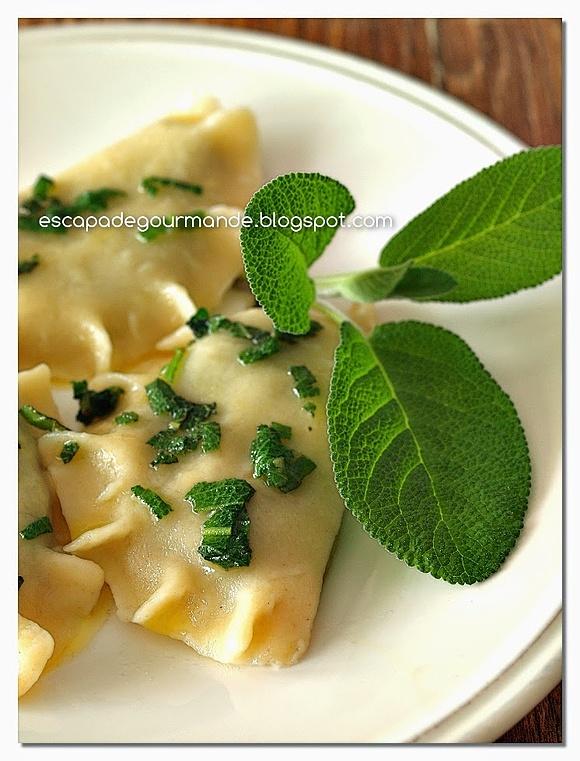 Pierogi ze szpinakiem ziemniakami serem feta i masłem szałwiowym