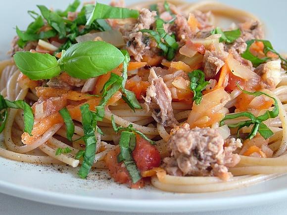 Spaghetti z tuńczykiem i pomidorami