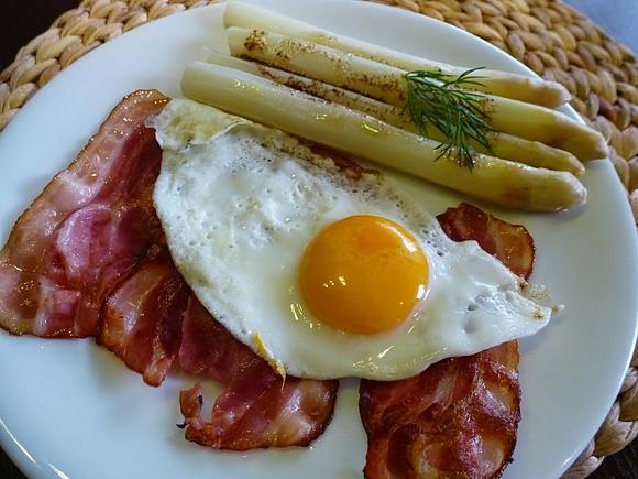 Białe szparagi na bekonie i jajku sadzonym