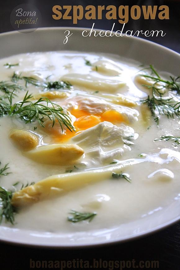 Zupa szparagowa z serem cheddar i jajkiem w koszulce