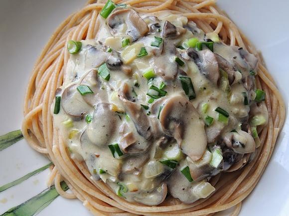 Spaghetti pełnoziarniste z sosem serowo-pieczarkowym