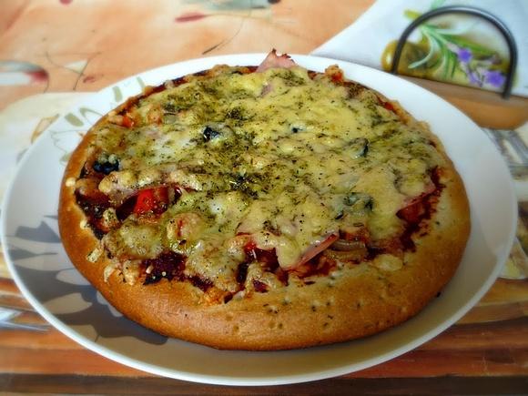 Pizza z cebulą i szynką