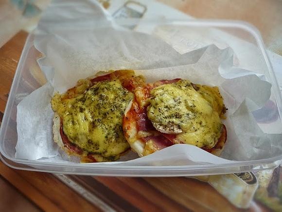 Domowe minipizze - szybki przepis na małe pizze z cukinią i szynką