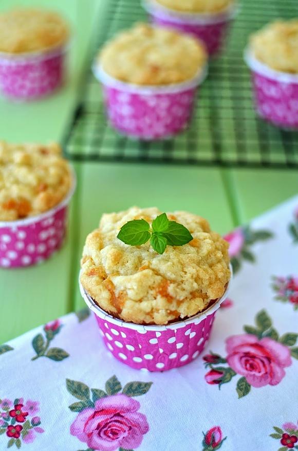 Muffinki z rabarbarem i kruszonką