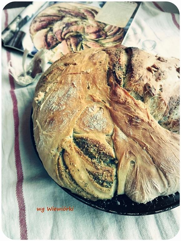 Pszenny chlebek z bazyliowym pesto w pudełku śniadaniowym