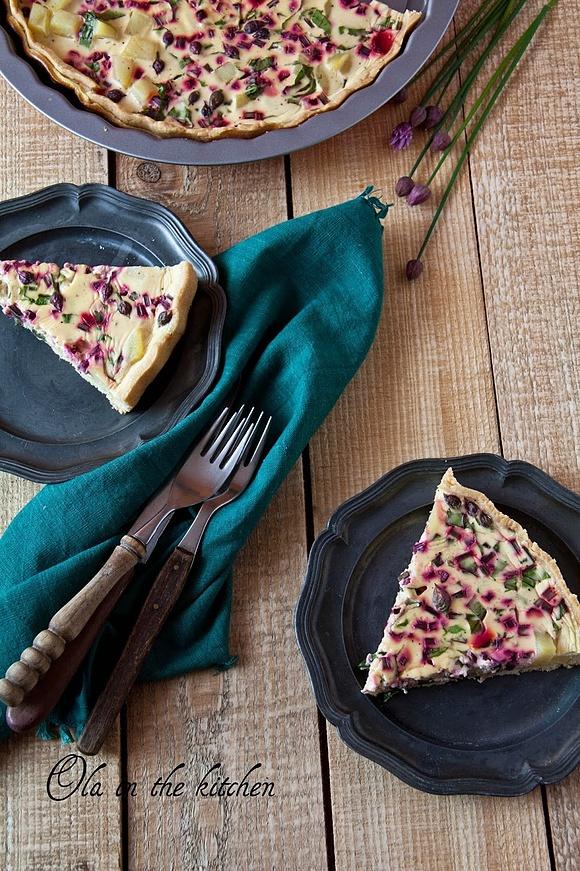 Tarta z kozim serem, botwinką i pączkami szczypiorku