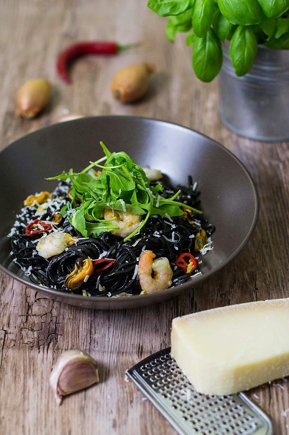 Spaghetti nero di seppia z krewetkami, małżami i rukolą