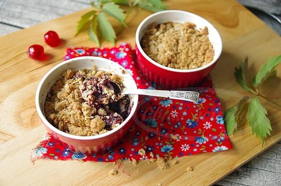 Pełnoziarniste crumble z owocami leśnymi