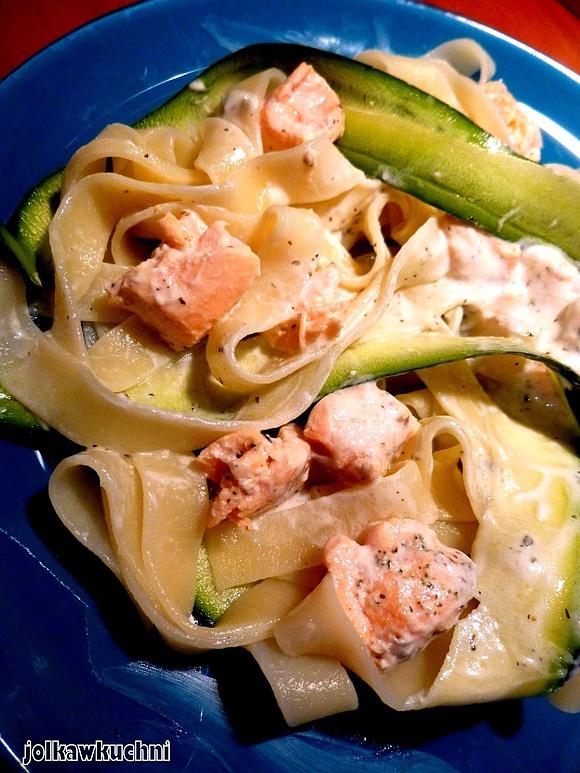 Makaron tagliatelle z cukinią i łososiem