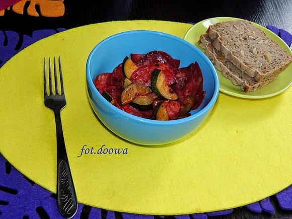 Hiszpańska przekąska z chorizo i cukinią