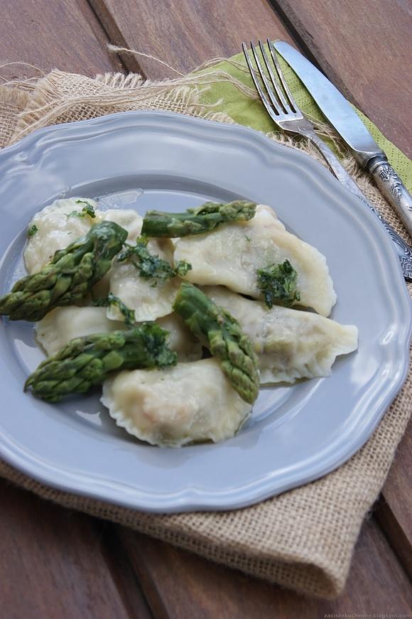 Pierogi ze szparagami i zieloną soczewicą