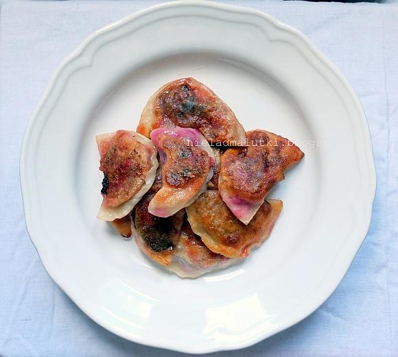 Pierogi z botwinką, bryndzą, tymiankiem i miodem