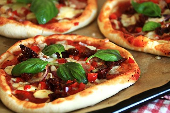 Pizzerki z suszonymi pomidorami i bazylią