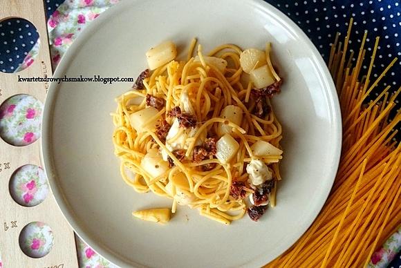 Spaghetti ze szparagami i suszonymi pomidorami