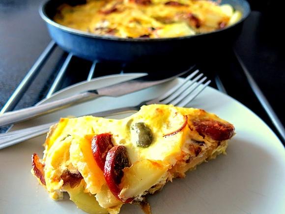 Hiszpańska tortilla z chorizo, cheddarem i oliwkami