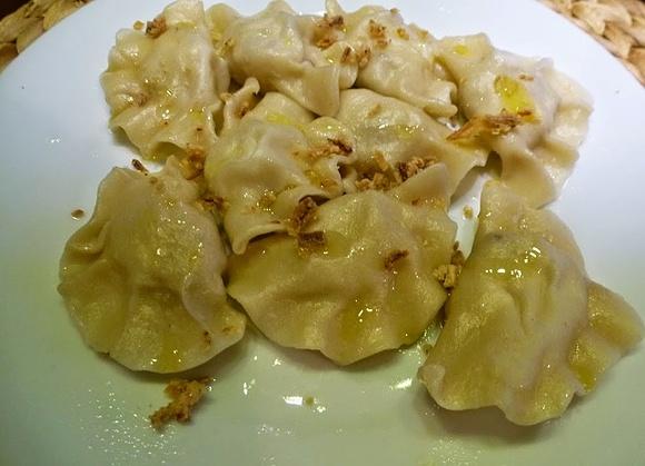 Pierogi babuni z boczkiem - tradycyjne danie z mięsem i serem
