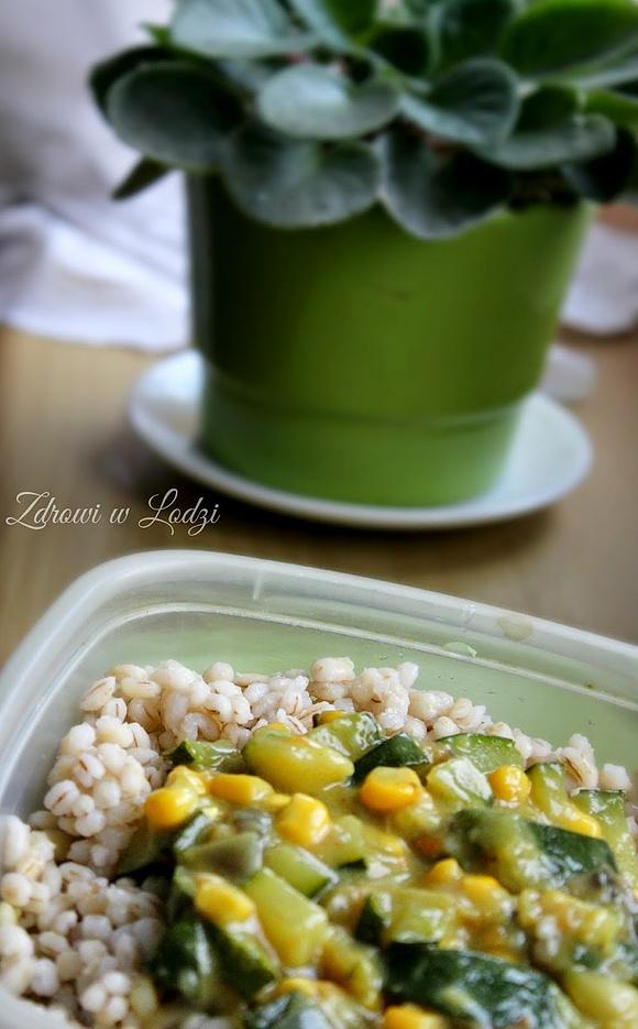 Kasza pęczak z warzywami w curry wersja lunchbox