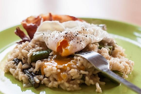 Risotto ze szparagami w koszulce i chipsami z szynki parmeńskiej