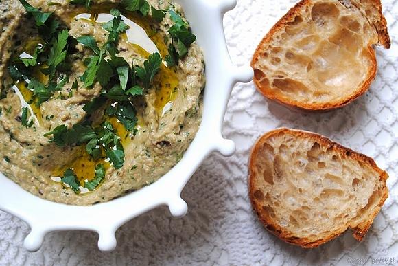 Baba Ghanoush - pasta z bakłażana z natką pietruszki