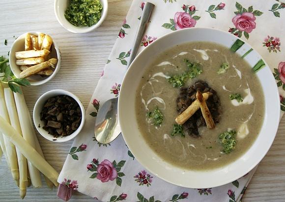 Zupa krem ze szparagów z grzybami i pesto rukolowym