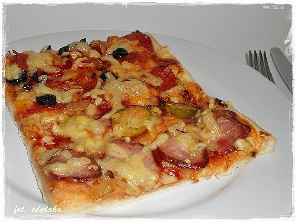 Pizza dwusmakowa z wiejską kiełbasą i brukselką