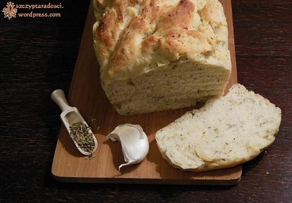 Focaccia z ziołami prowansalskimi i czosnkiem