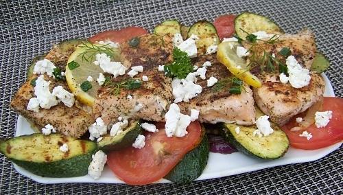 Łosoś grillowany z cukinią i cebulą na patelni lub grillu
