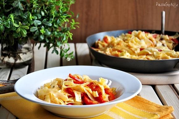 Wegetariańskie tagiatelle z papryką i sosem pomarańczowym
