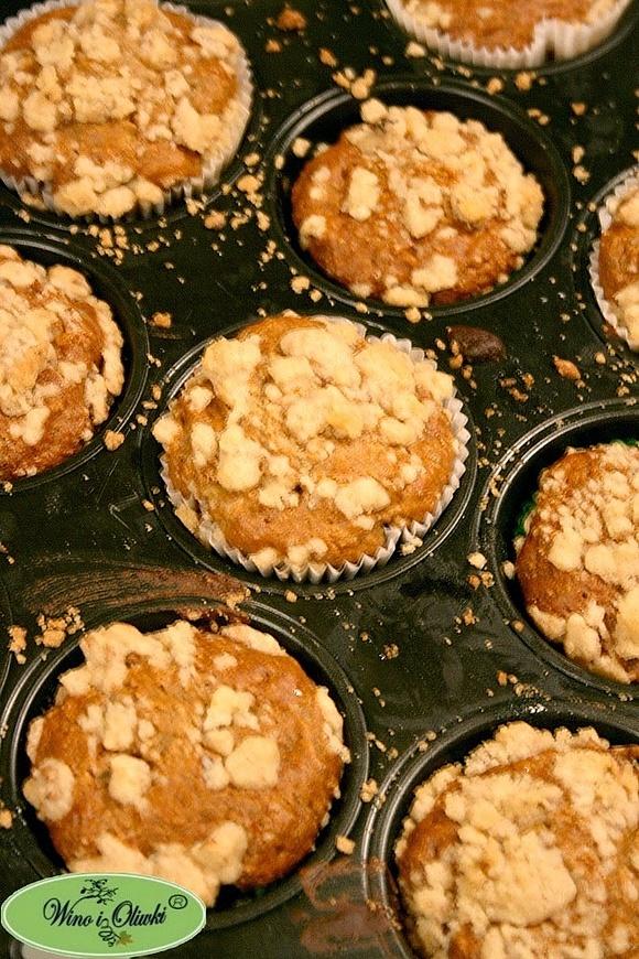 Aromatyczne muffiny z bananami, jabłkami i orzechową kruszonką