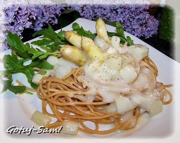 Szparagowe spaghetti pełnoziarniste