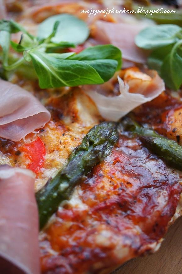 Pizza ze szparagami i szynką parmeńską