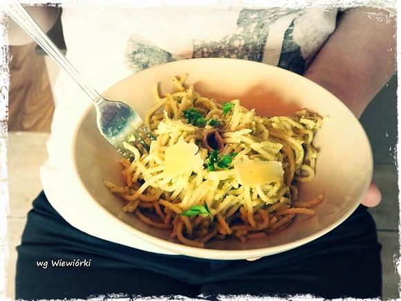 Wiosenne spaghetti z pesto ze szparagów i natki