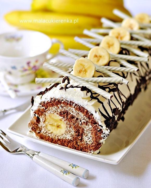 Rolada z bananami i czekoladą