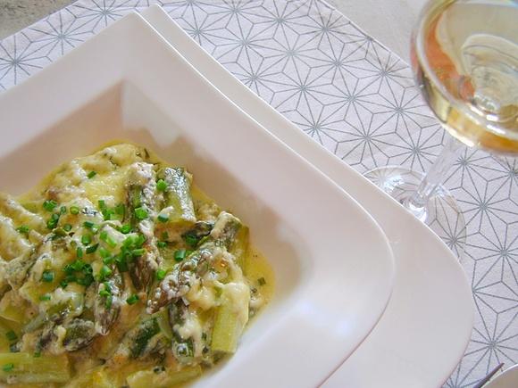 Zielone szparagi duszone na maśle z szalotką, białym winem i serem Cheddar