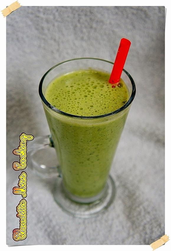Smoothie ze szpinakiem, bananem i cytryną