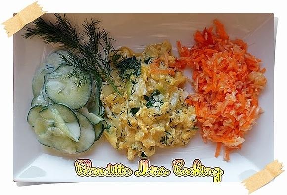 Jajecznica z surówkami z cebulką koperkiem i pietruszką