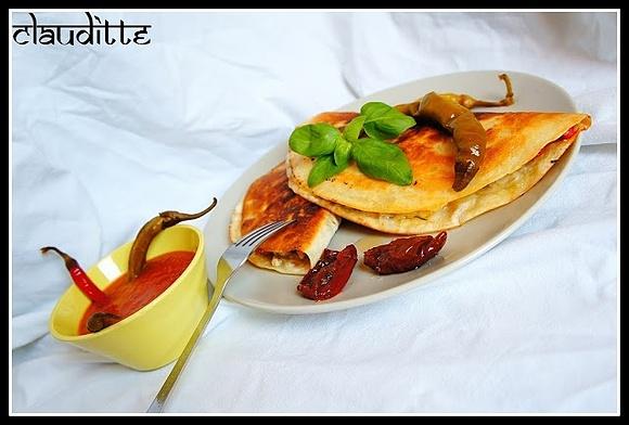 Quesadilla kurkowo-indycza z ostrym sosem