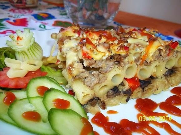 Zapiekanka makaronowa z mięsem i warzywami