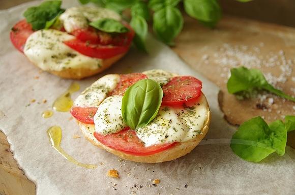 Grzanki caprese z pomidorami i mozzarellą