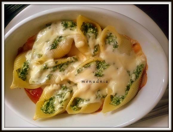 Conchiglioni ze szpinakiem w sosie pomidorowym