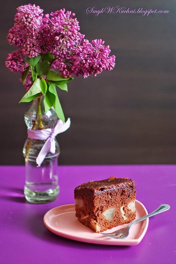 Brownie z gruszką, bananami i cynamonem