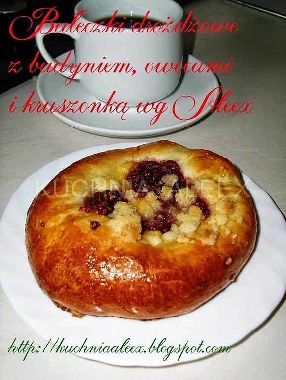 Bułeczki drożdżowe z budyniem owocami i kruszonką
