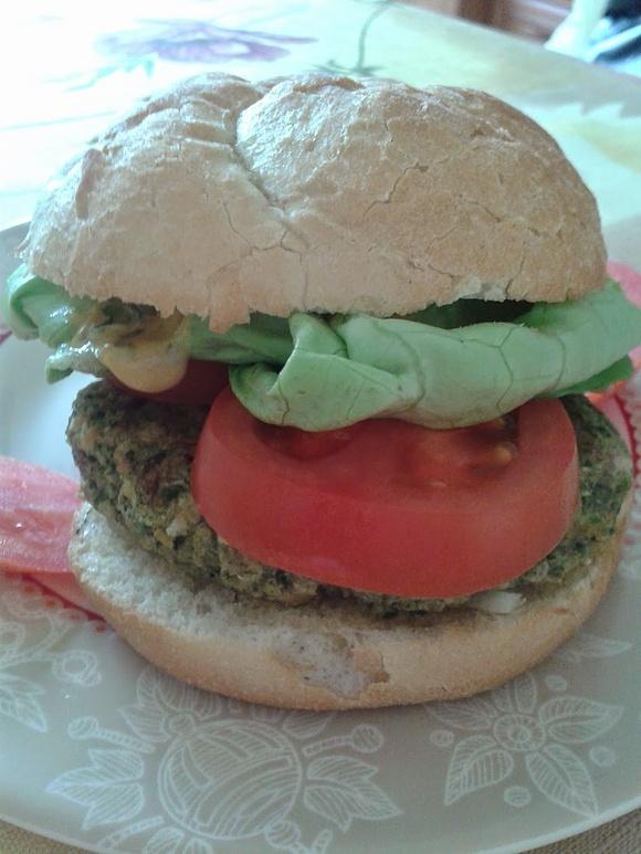 Wegetariańskie burgery z ciecierzycą i szpinakiem